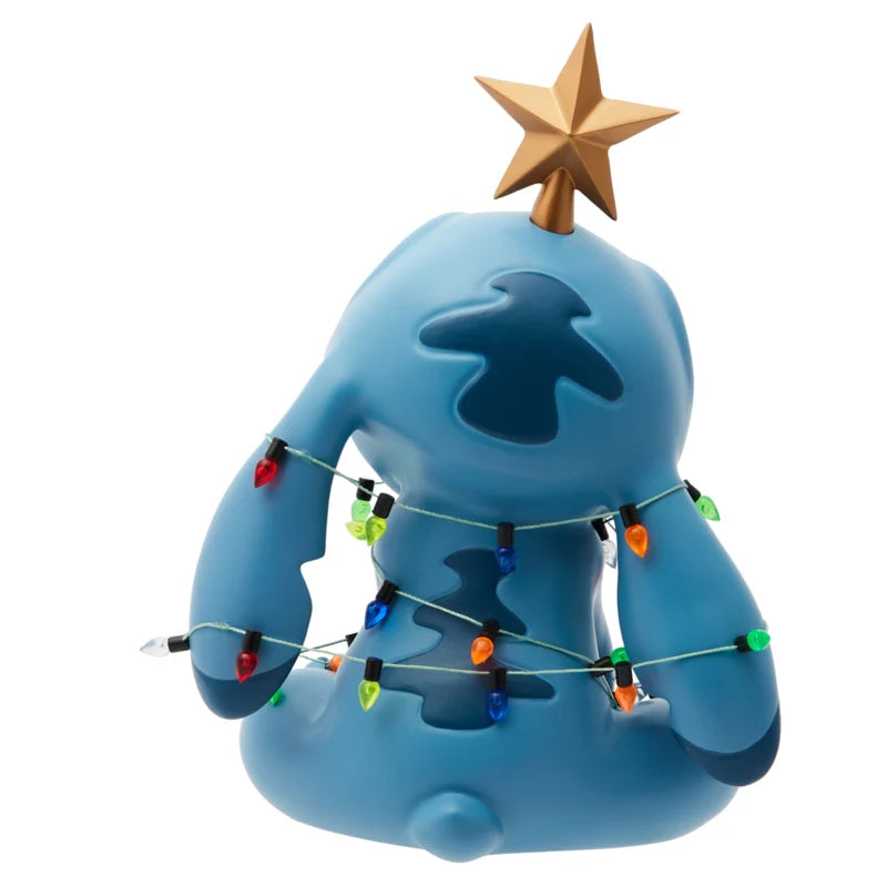 Dit Disney Christmas Stitch figuur mag niet ontbreken in de collectie van een echte Disney-fan. De feestelijke kerstuitvoering met kleurrijke lichtjes en hoogwaardige details maken dit figuur tot een bijzonder decoratief item voor de feestdagen.