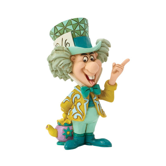 Voeg een vleugje magie toe aan je interieur met deze Mad Hatter Traditions mini figuur. Het gedetailleerde ontwerp en de speelse uitstraling maken dit beeldje een echte eyecatcher. Perfect voor verzamelaars en liefhebbers van sprookjesachtige decoratie, of als origineel cadeau.