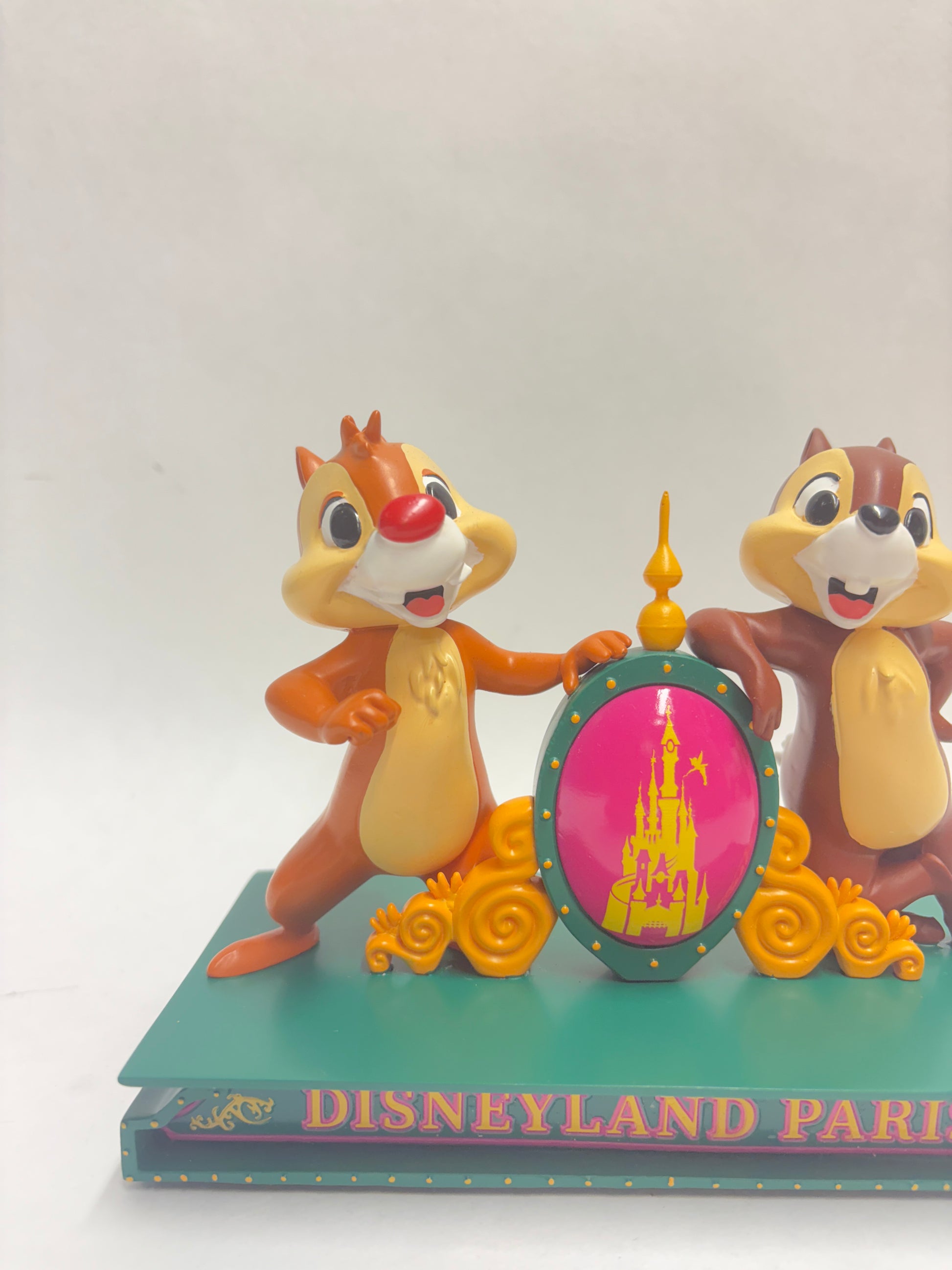 Collectors item: Knabbel en Babbel beeld – Disneyland Parijs
Origineel Disney Parks beeld, met gedetailleerde afwerking en hoogwaardige materialen. Ca. 15 cm hoog (graag zelf afmeting invullen). In topstaat. Perfect voor serieuze verzamelaars van Disney memorabilia.