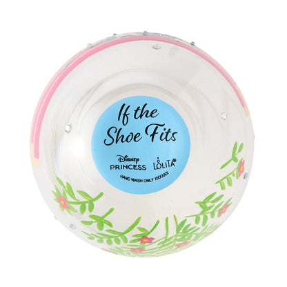 Breng de magie van het klassieke sprookje in huis met het Disney Assepoester Drinkglas “If the Shoe Fits”. De subtiele illustraties en het elegante design maken dit glas zowel functioneel als decoratief bijzonder.