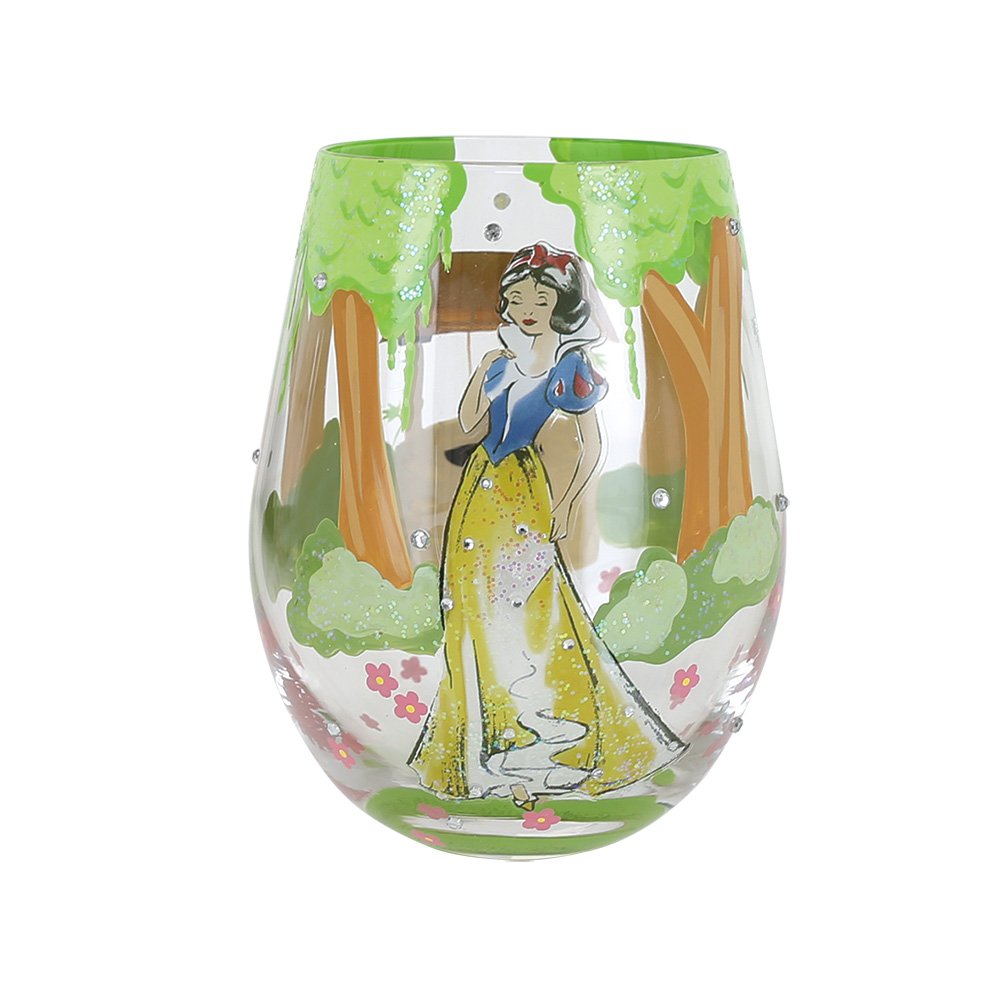 Geniet van elk drankje met een vleugje sprookjesmagie dankzij het Disney Sneeuwwitje Drinkglas “Happily Ever After”. Het elegante design en de subtiele illustraties brengen het klassieke verhaal van Sneeuwwitje tot leven in je dagelijkse momenten.