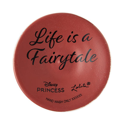 Laat elk glas voelen als een sprookje met het Disney Sneeuwwitje Wijnglas “Life is a Fairytale”. De combinatie van elegantie, romantiek en Disney-magie maakt dit wijnglas perfect voor bijzondere momenten.