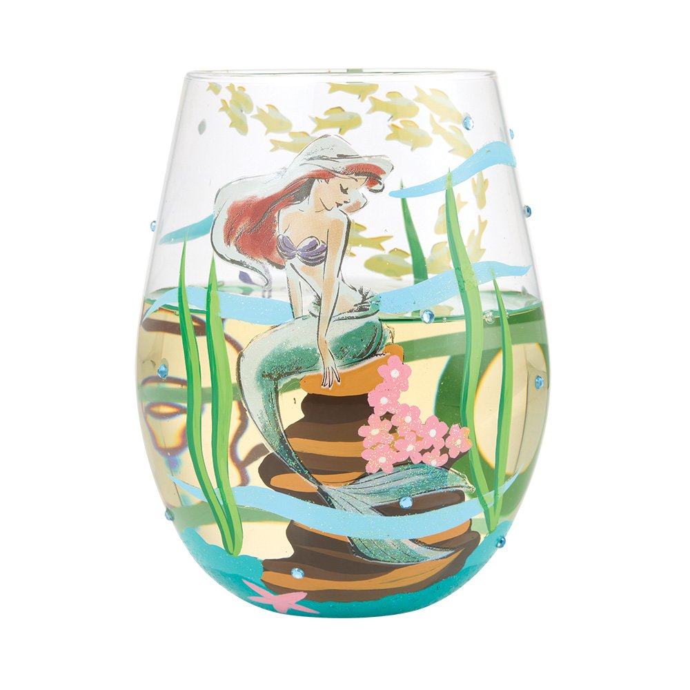 Geniet van je favoriete drankjes in stijl met het Disney Ariel Drinkglas “An Ocean of Dreams”. Het elegante ontwerp met zeemeermotieven en sprankelende details brengt de magie van De Kleine Zeemeermin naar je dagelijkse momenten.