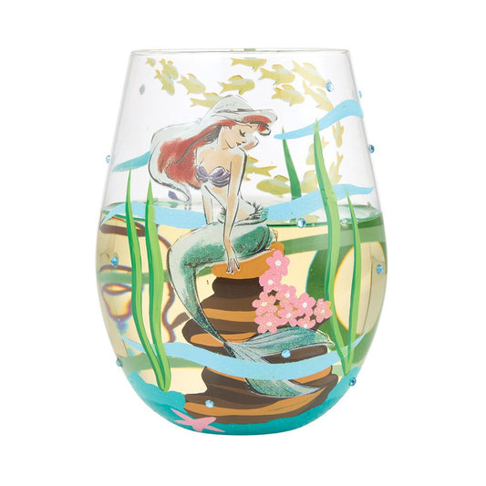 Geniet van je favoriete drankjes in stijl met het Disney Ariel Drinkglas “An Ocean of Dreams”. Het elegante ontwerp met zeemeermotieven en sprankelende details brengt de magie van De Kleine Zeemeermin naar je dagelijkse momenten.