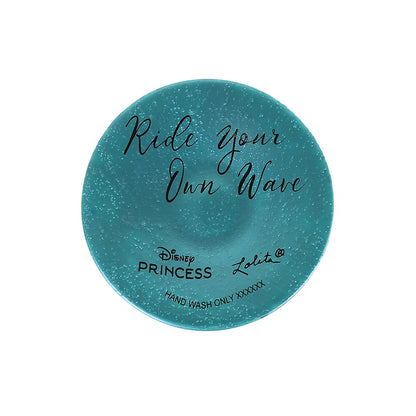 Laat elk glas stralen met het Disney Ariel Wijnglas “Ride Your Own Wave”. Het subtiele oceaandesign en de inspirerende tekst maken dit glas zowel functioneel als decoratief bijzonder.