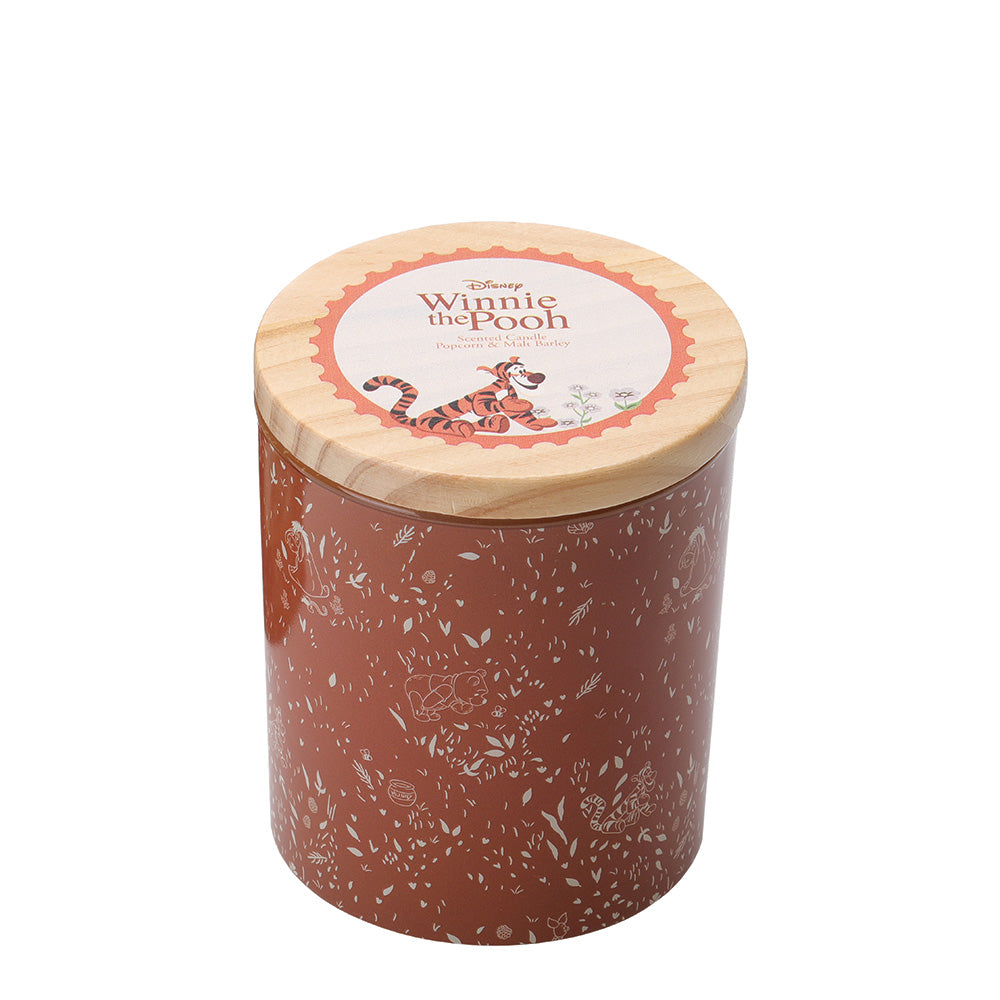 Laat je huis stralen met warmte en plezier dankzij de Disney Home Teigetje Popcorn & Malt Barley geurkaars. De zoete geur van popcorn gecombineerd met de moutige tonen van gerst creëert een vrolijke, uitnodigende sfeer, terwijl het schattige Teigetje-design een speelse decoratie toevoegt aan elk interieur.