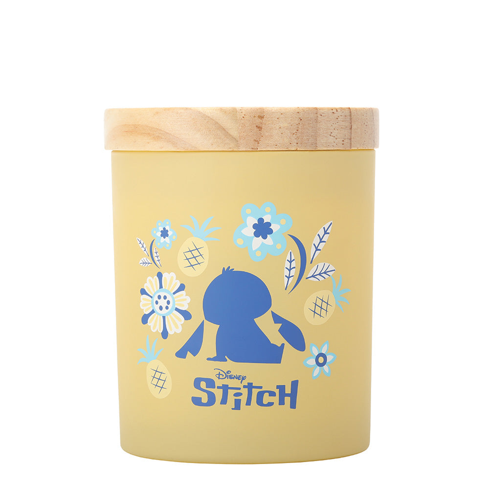 Breng een tropische bries in huis met de Disney Home Stitch Pineapple & Coconut geurkaars. De zoete geur van ananas en romige kokos creëert een zonnige, ontspannen sfeer, terwijl het speelse Stitch-design een vrolijke eyecatcher is in elk interieur.