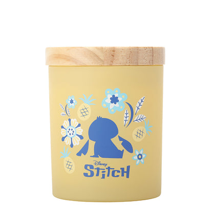 Breng een tropische bries in huis met de Disney Home Stitch Pineapple & Coconut geurkaars. De zoete geur van ananas en romige kokos creëert een zonnige, ontspannen sfeer, terwijl het speelse Stitch-design een vrolijke eyecatcher is in elk interieur.