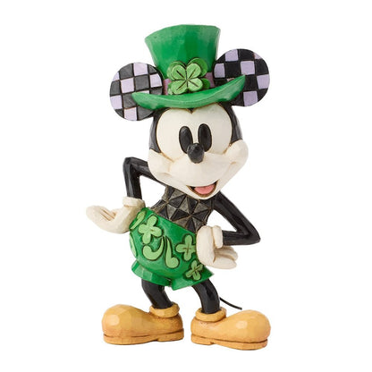 Disney Traditions Mickey Mouse St. Patrick’s Day beeld van Jim Shore met groene accenten en klavertjes vier.