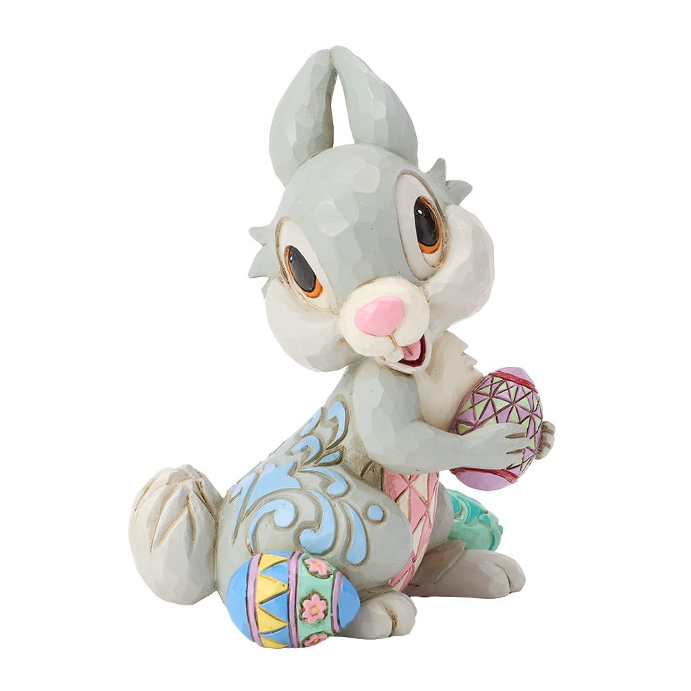 Disney Traditions Stampertje met paaseieren beeld van Jim Shore, handgeschilderd Disney verzamelobject voor Pasen.