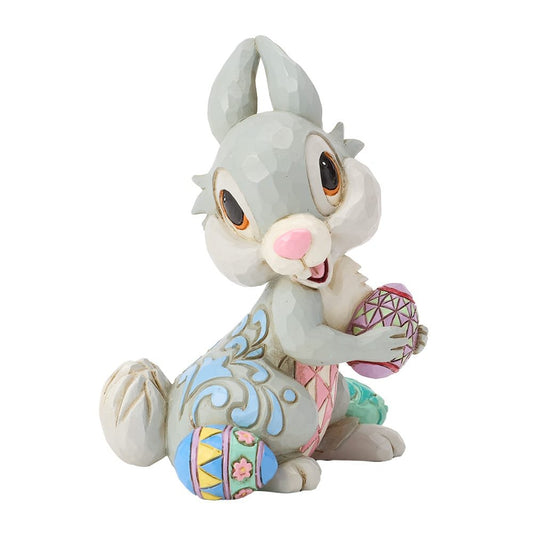 Disney Traditions Stampertje met paaseieren beeld van Jim Shore, handgeschilderd Disney verzamelobject voor Pasen.