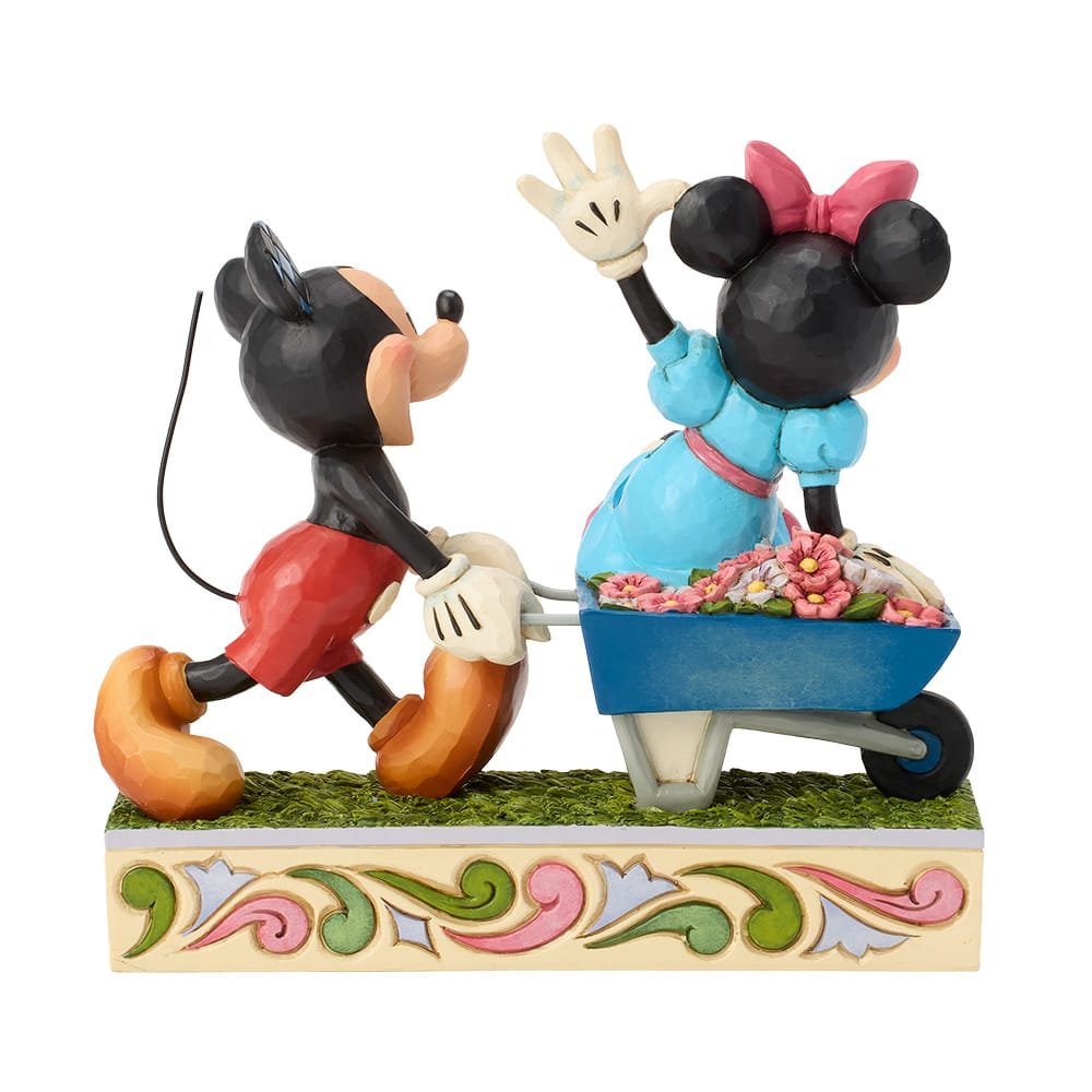 Disney Traditions Mickey en Minnie Mouse kruiwagen scène met warme kleuren en speels ontwerp van Jim Shore.