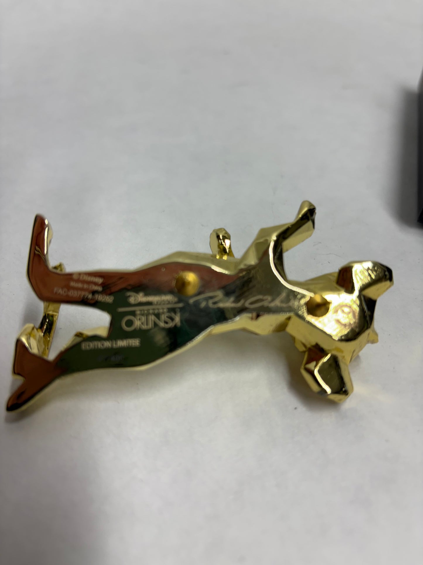 Iconische Simba pin geïnspireerd op Orlinski kunstwerk