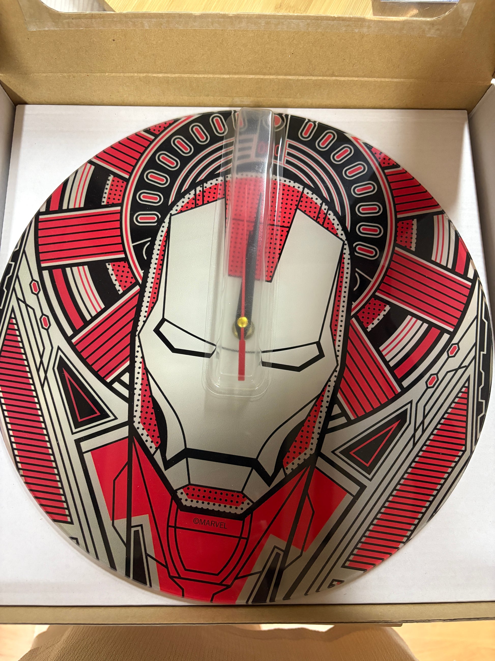 Stoere Marvel Iron Man wandklok met rood-goud design, geïnspireerd op de iconische Mark-suit – perfect voor fans en verzamelkamers.