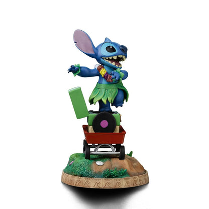 Levendig verzamelbeeldje van Stitch die de traditionele hula-dans uitvoert, met speelse en vrolijke uitstraling van Iron Studios.