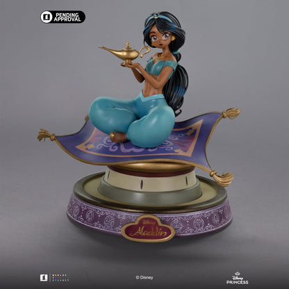 Zijaanzicht van de Jasmine statue, waarop de vloeiende lijnen van haar outfit en haar glanzende haarlokken te zien zijn.