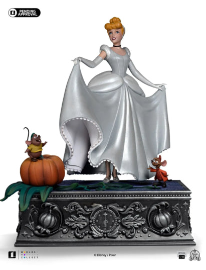 Gedetailleerd beeld van Cinderella in haar blauwe baljurk, uit de Disney-film, gemaakt door Iron Studios in schaal 1/10.