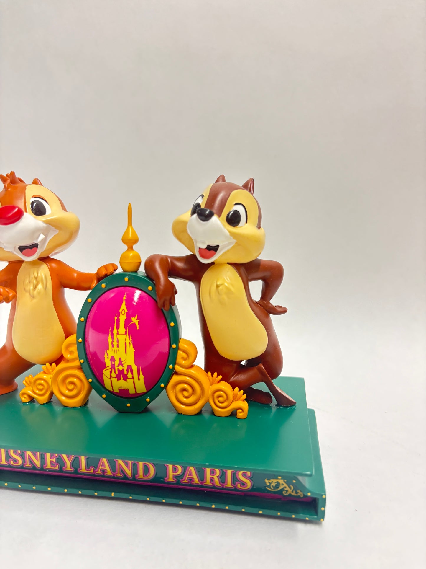 Knabbel & Babbel zijn gearriveerd uit Disneyland Parijs! 🐿️✨
Dit vrolijke duo is klaar om jouw kamer op te fleuren! Authentiek beeld uit Disneyland Parijs, met oog voor detail en vol charme. Een must-have voor elke Disney-lover 🎁
