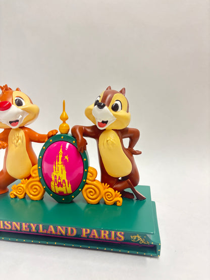 Knabbel & Babbel zijn gearriveerd uit Disneyland Parijs! 🐿️✨
Dit vrolijke duo is klaar om jouw kamer op te fleuren! Authentiek beeld uit Disneyland Parijs, met oog voor detail en vol charme. Een must-have voor elke Disney-lover 🎁