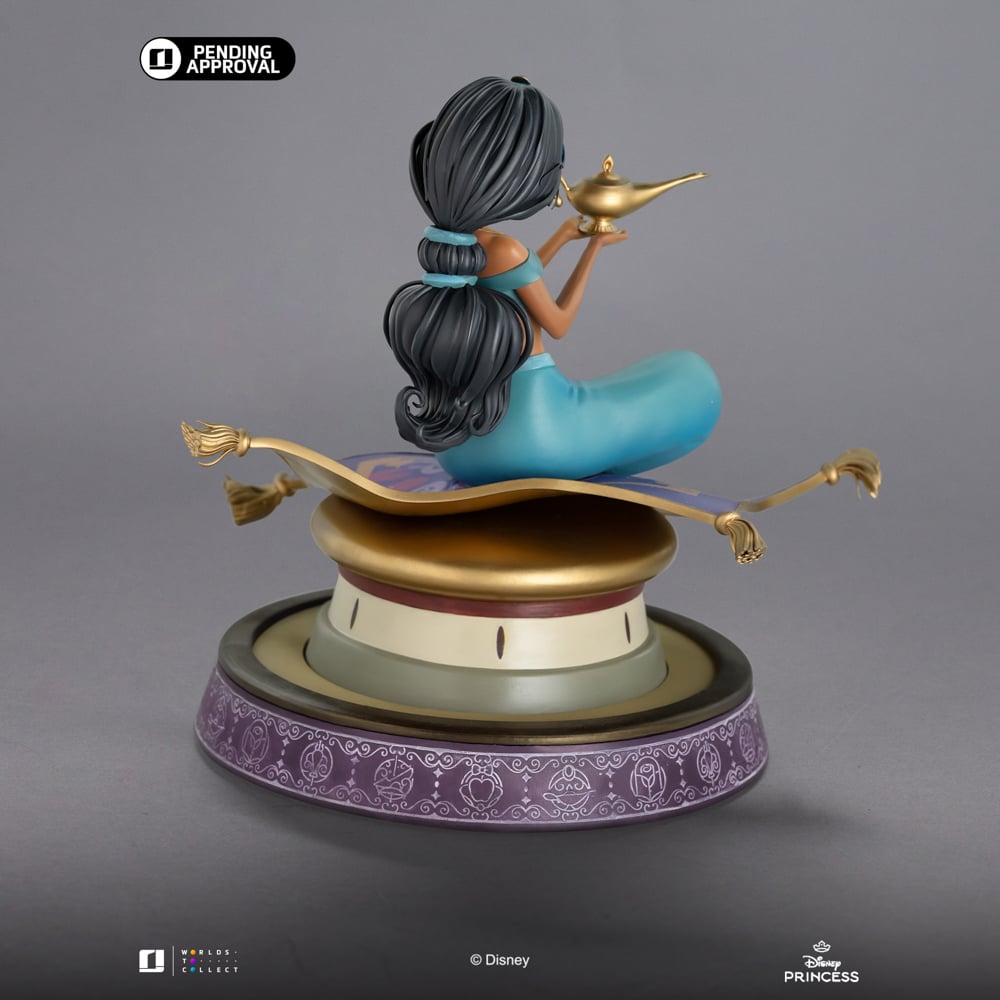 Detail van de sieraden en accessoires op de Jasmine figure, met verfijnde afwerking en anime-invloeden.