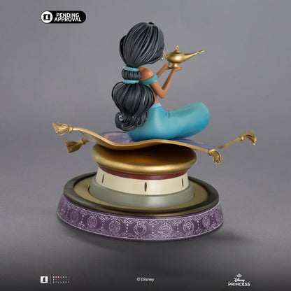 Detail van de sieraden en accessoires op de Jasmine figure, met verfijnde afwerking en anime-invloeden.