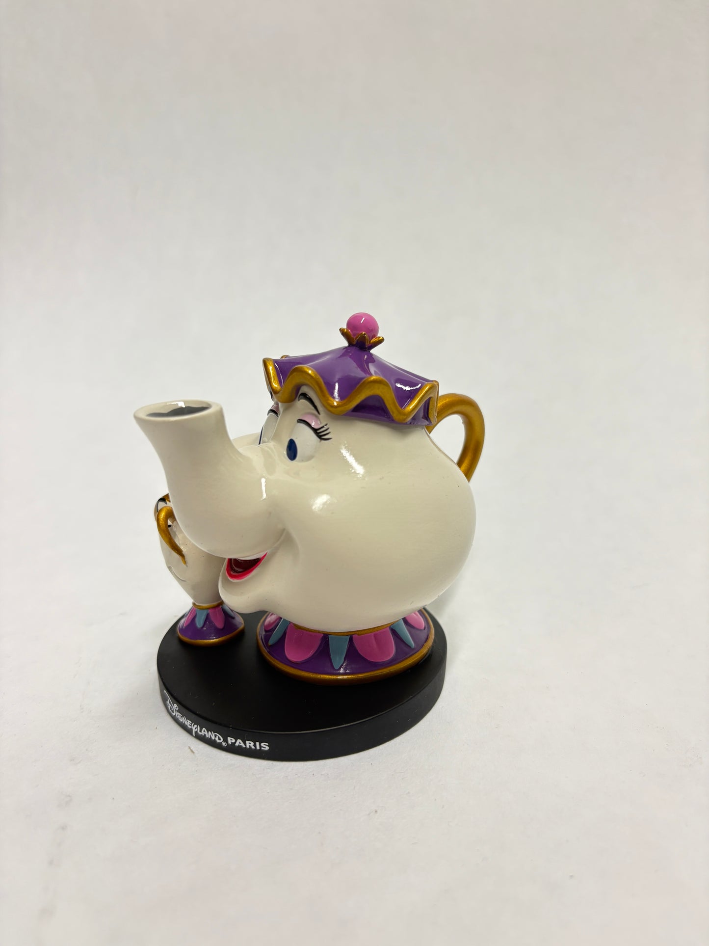 Gedetailleerd beeldje van moederlijke Mrs. Potts met nieuwsgierige Chip, in zachte Disney-stijl.