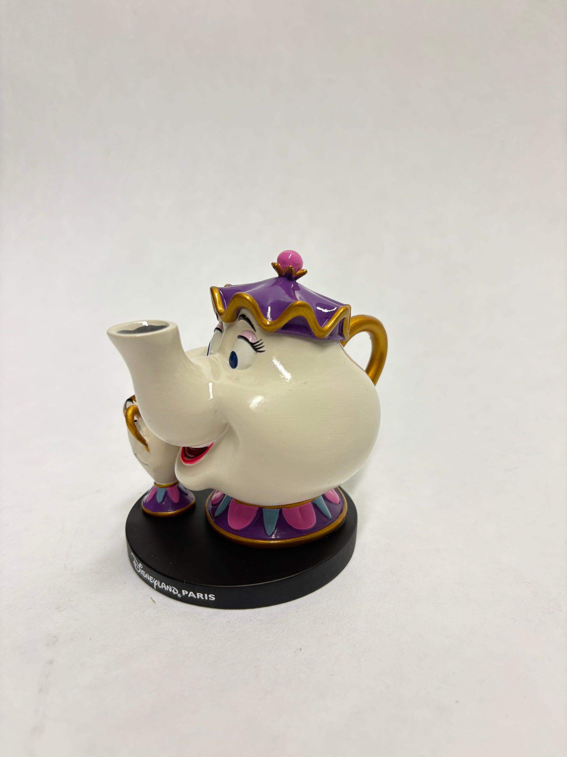 Gedetailleerd beeldje van moederlijke Mrs. Potts met nieuwsgierige Chip, in zachte Disney-stijl.