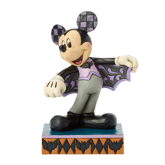 Disney Traditions Bat’s the Spirit toont Mickey Mouse verkleed als vrolijke vleermuis, een speels en gedetailleerd Halloween-beeldje, perfect als decoratie of verzamelobject.