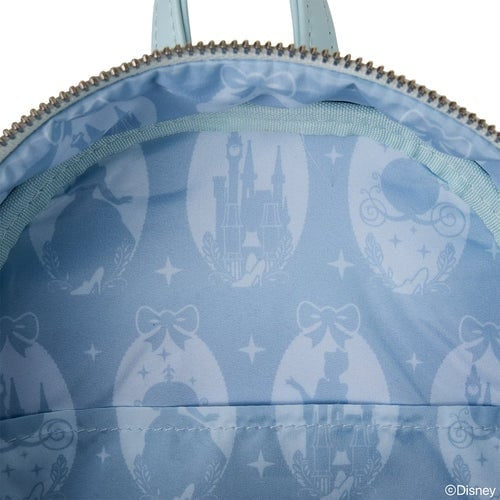"Mini Cinderella rugzak van Loungefly met koninklijke uitstraling en iconische baljurkdetails in blauw en zilver."