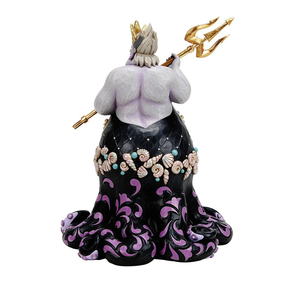 Dit indrukwekkende Disney Traditions Queen of the Seven Seas – Ursula Deluxe beeldje combineert Disney-magie met vakmanschap. Met zijn deluxe-afwerking, handgeschilderde details en opvallende formaat is het perfect voor Disney-fans en verzamelaars die een statement willen maken in hun collectie.
