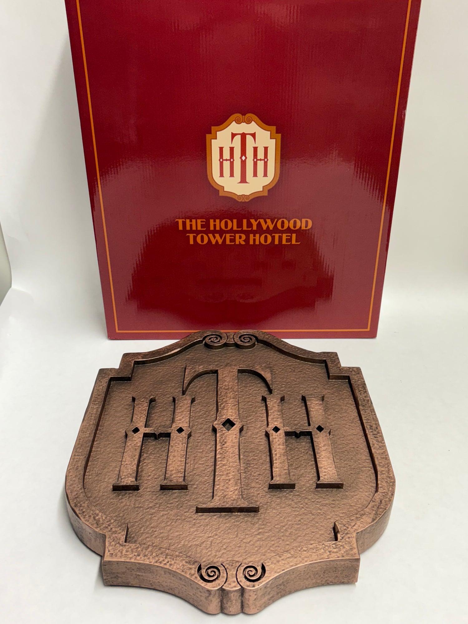 "Disneyland Parijs Hollywood Tower of Terror wandbord in art deco-stijl – perfect voor aan de muur van elke Disney-fan."