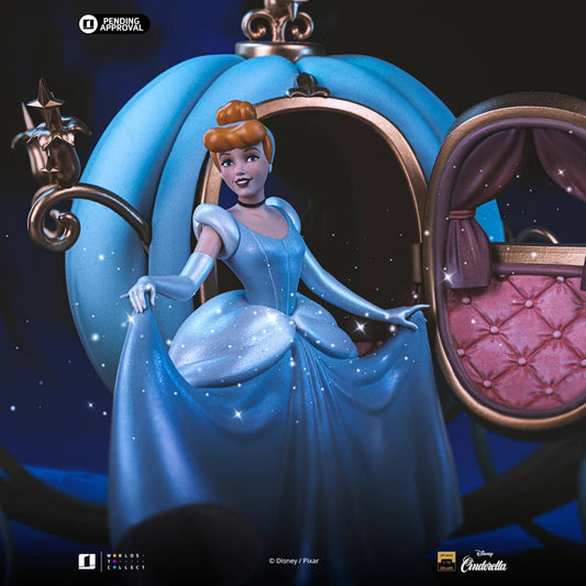 Gedetailleerd diorama van Assepoester in baljurk naast haar magische koets, Disney collectible van Iron Studios.