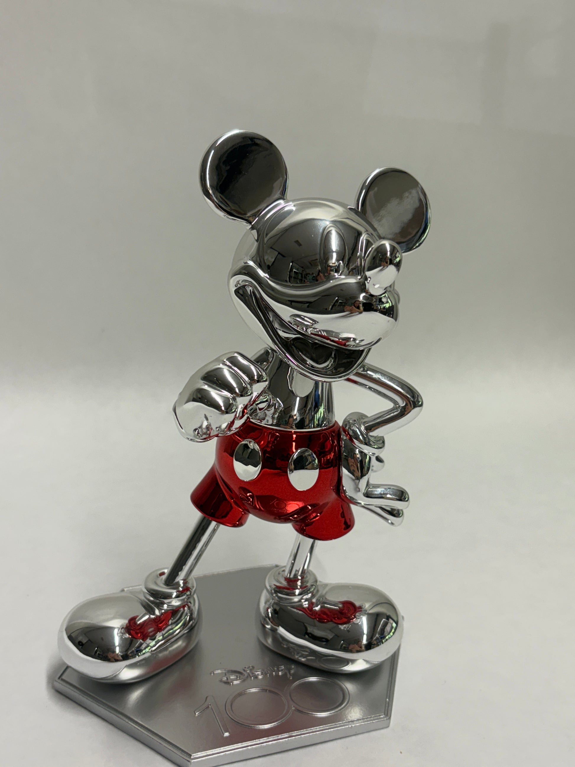 Gedetailleerde Mickey Mouse statue ter ere van 100 jaar Disney-magie, exclusief ontwerp van CultureFly.
