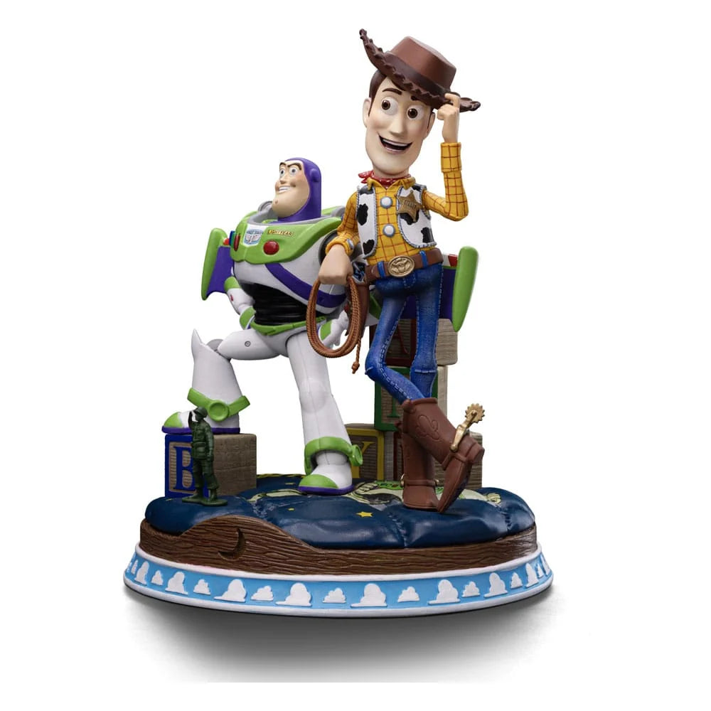 Beleef de magie van Toy Story opnieuw met dit gedetailleerde Art Scale 1/10 beeldje van Iron Studios – een eerbetoon aan je favoriete speelgoedhelden.