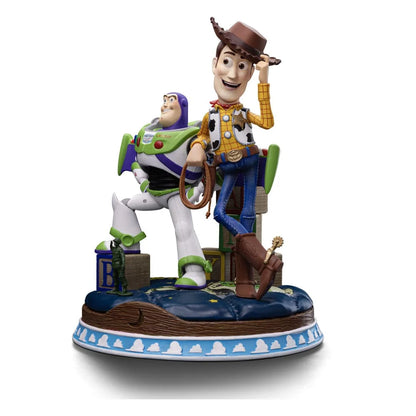 Beleef de magie van Toy Story opnieuw met dit gedetailleerde Art Scale 1/10 beeldje van Iron Studios – een eerbetoon aan je favoriete speelgoedhelden.