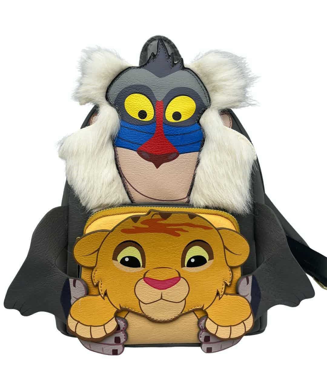 Loungefly mini-rugzak van Disney’s The Lion King met kleurrijke afbeelding van jonge Simba en Rafiki, gemaakt van vegan leer met reliëf- en borduurdetails, compact en stijlvol – een officieel gelicentieerd verzamelitem.
