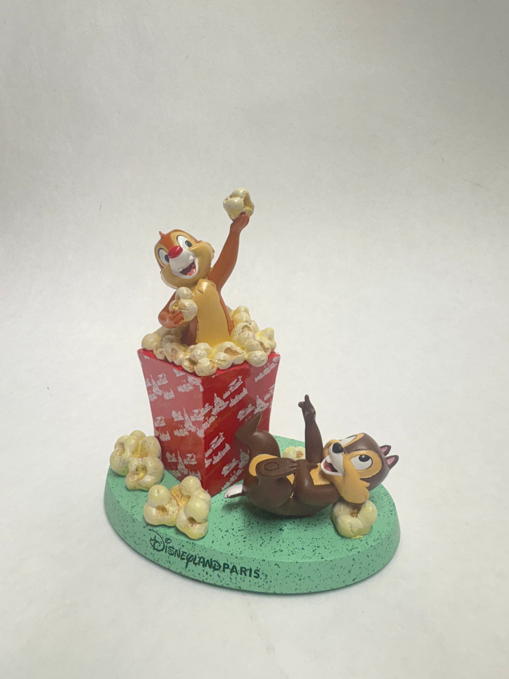 Gedetailleerde figurine van Chip & Dale, bekend als Knabbel en Babbel, perfect voor Disney-verzamelaars.