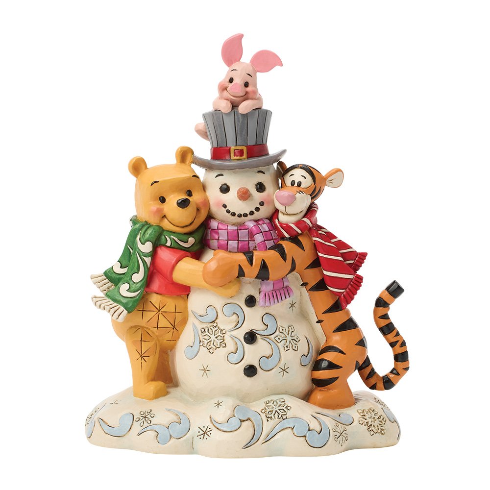 Disney Traditions A Chilly Creation toont Winnie de Pooh en vrienden die een sneeuwpop omhelzen. Compact, gedetailleerd en perfect als winterse Disney-decoratie of verzamelobject.