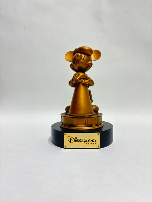 Mickey Mouse Studio’s Statue geïnspireerd op Disneyland Parijs, met filmregisseur Mickey in bronskleurige afwerking.
