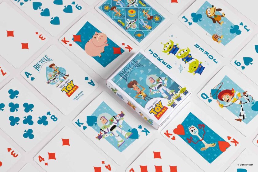De vertrouwde kwaliteit van Bicycle in een vrolijk Toy Story-thema. Deze duurzame en soepel schuddende spelkaarten zijn ideaal voor dagelijks gebruik en een origineel cadeau voor fans en verzamelaars.