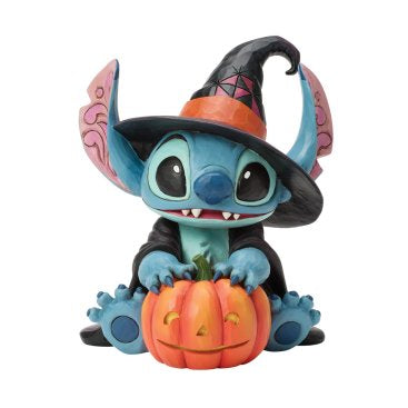 Maak je Halloween-decoratie compleet met dit betoverende Disney Traditions beeldje van Witchy Stitch. In zijn heksenkostuum en met een vrolijke jack-o’-lantern straalt Stitch zijn bekende speelse en ondeugende karakter uit. De combinatie van Disney-magie en Halloween-zachtheid maakt dit beeldje een echte sfeermaker.

Ontworpen door Jim Shore, met oog voor folkloristische details en ambachtelijke afwerking, is dit een bijzonder decoratief en verzamelwaardig stuk voor elke Disney-fan.