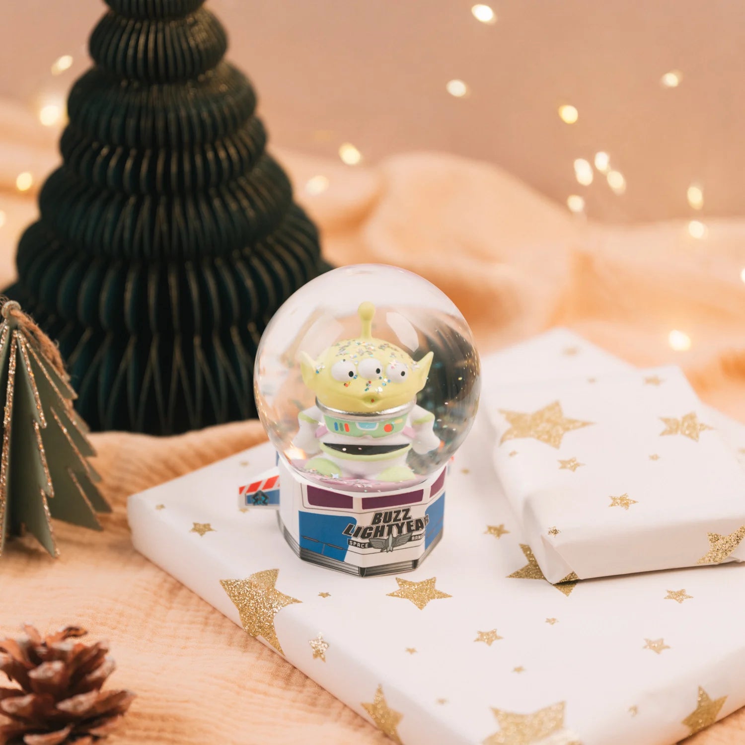 Toy Story Alien snowglobe Disney Pixar sneeuwbol met groene Aliens in speels winterdesign verzamelobject