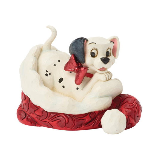 Disney Traditions 101 Dalmatians toont een ondeugende pup met kerstmuts. Compact, gedetailleerd en perfect als kerstdecoratie of verzamelobject.