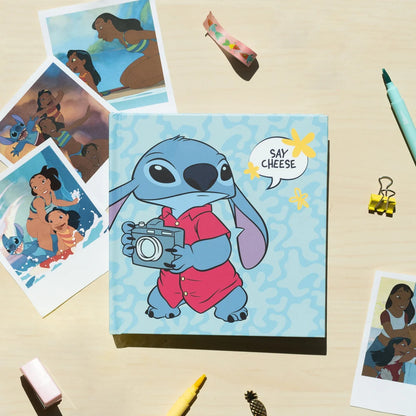 Bewaar en deel jouw kostbare momenten met dit vrolijke blauwe Stitch fotoalbum, compleet met 22 zelfklevende pagina's!
