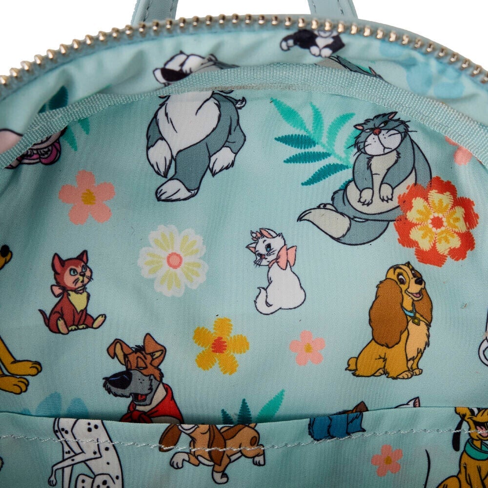 Voeg een vrolijke eyecatcher toe aan je collectie met deze Loungefly tas vol geliefde Disney-huisdieren in een kleurrijk design.