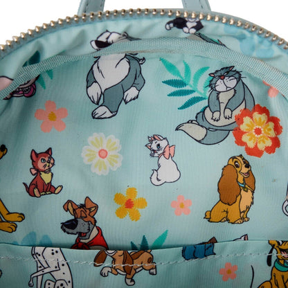 Voeg een vrolijke eyecatcher toe aan je collectie met deze Loungefly tas vol geliefde Disney-huisdieren in een kleurrijk design.