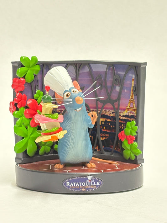Remy beeldje uit Disneyland Parijs, met koksmuts en lepel, geïnspireerd op de film Ratatouille.