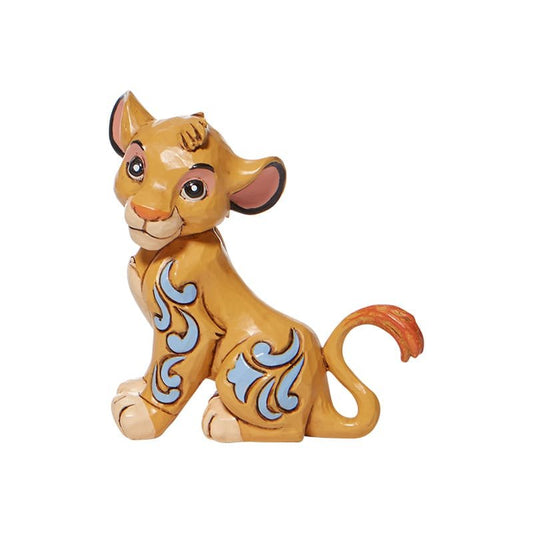 Handbeschilderd beeldje van jonge Simba uit The Lion King, zittend met een speelse blik en versierd met Jim Shore’s folkloristische patronen.