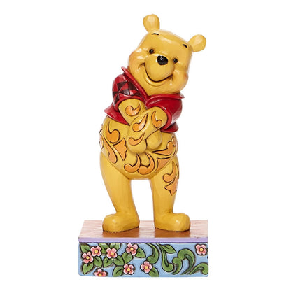Breng warmte en nostalgie in huis met de Disney Traditions Winnie the Pooh ‘Beloved Bear’. Dit liefdevol vormgegeven beeldje, ontworpen door Jim Shore, combineert klassieke Disney-magie met unieke folk-art details. Een charmante aanvulling voor elke Disney- of Pooh-collectie.