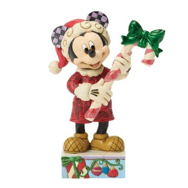 Vier de magie van de feestdagen met dit Disney Traditions Peppermint Magic beeldje van Mickey Mouse. Mickey houdt een grote candy cane vast en straalt vrolijkheid uit, met handgeschilderde folkloristische details van Jim Shore.